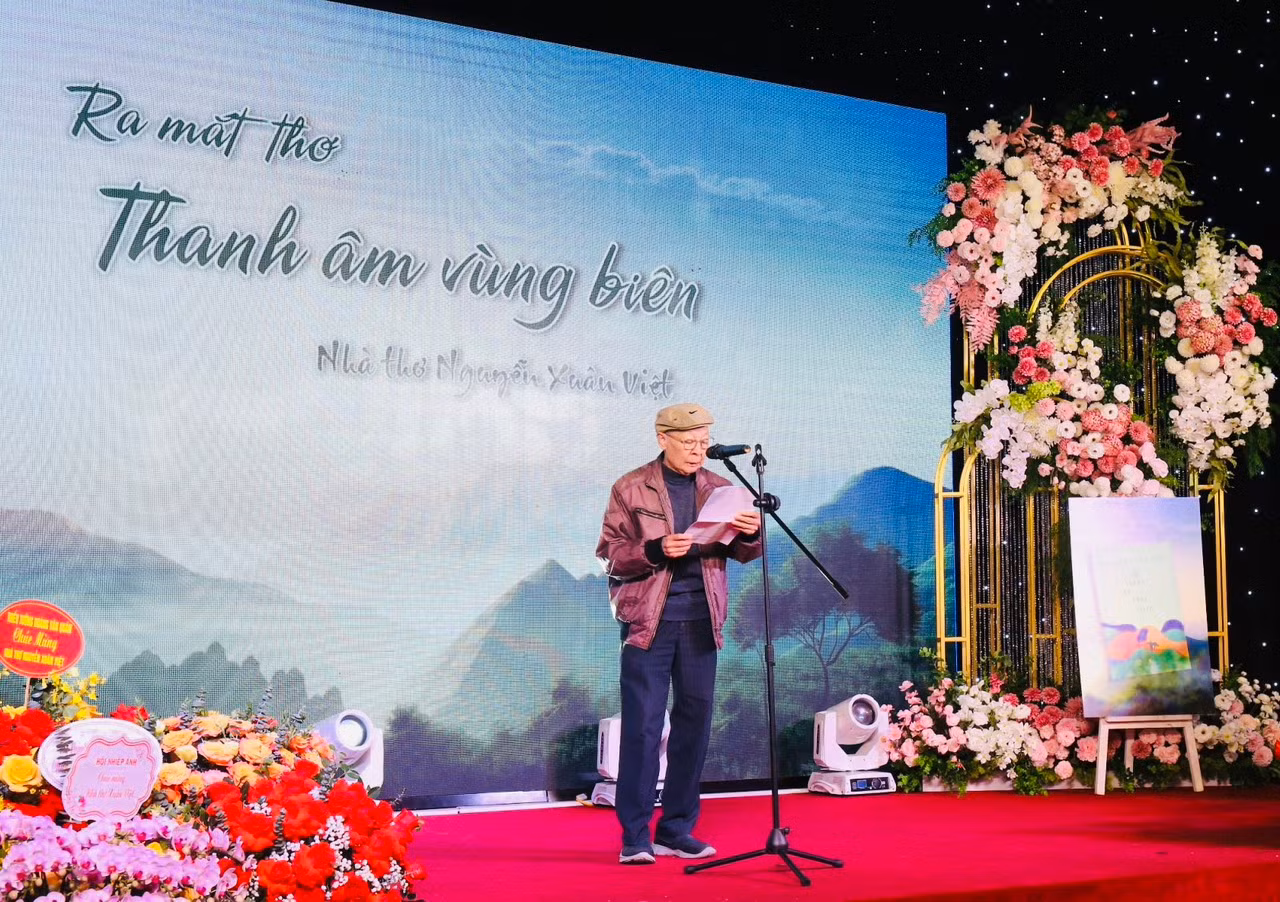 Nhà thơ lão thành Nguyễn Đức Mậu chia sẻ về tập thơ. Nhà thơ lão thành Nguyễn Đức Mậu chia sẻ về tập thơ.