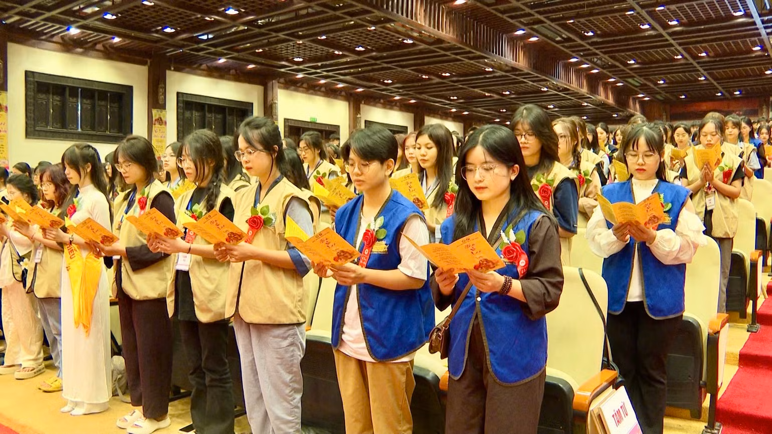 Thực hiện nghi thức của Phật giáo trong Pháp hội Vu Lan.