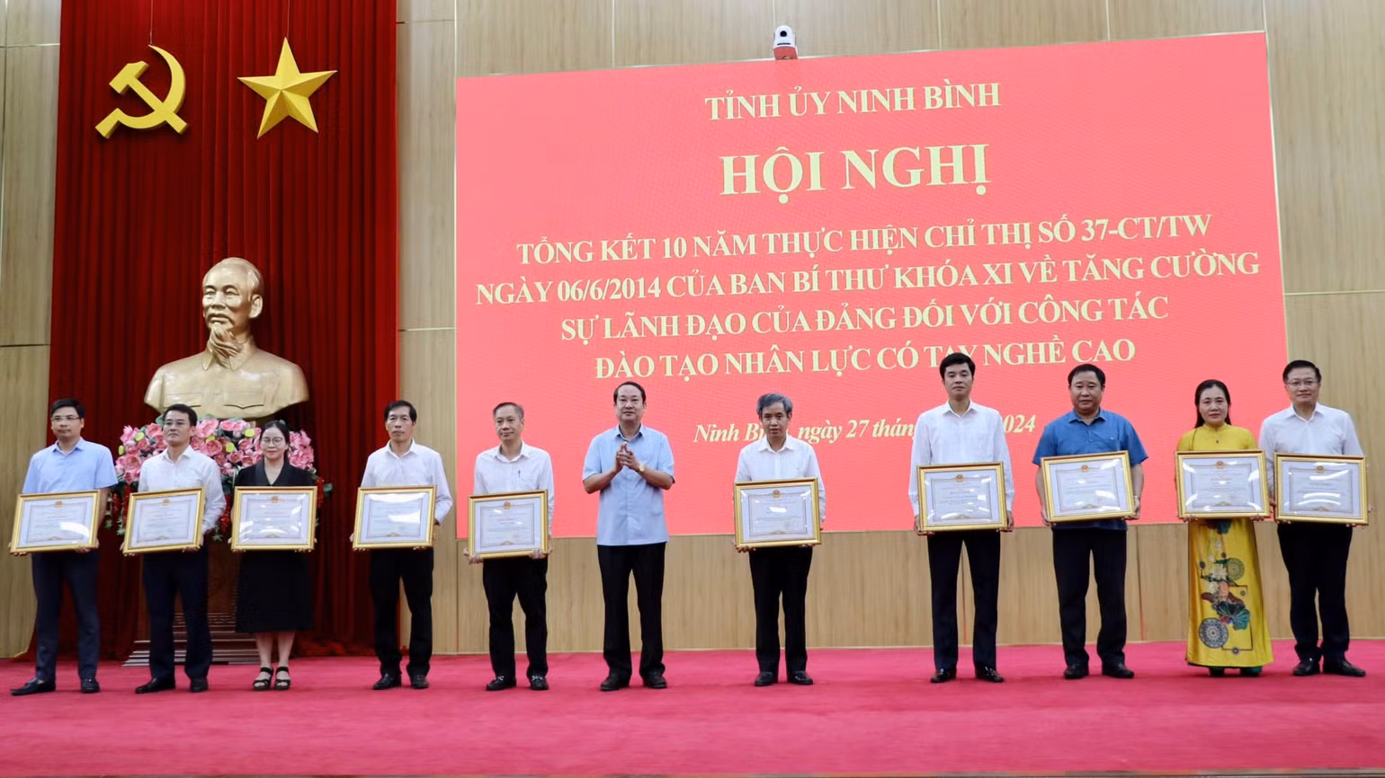 Phó Bí thư Thường trực Tỉnh ủy Ninh Bình Mai Văn Tuất trao bằng khen cho các tập thể có nhiều thành tích xuất sắc trong thực hiện Chỉ thị số 37.
