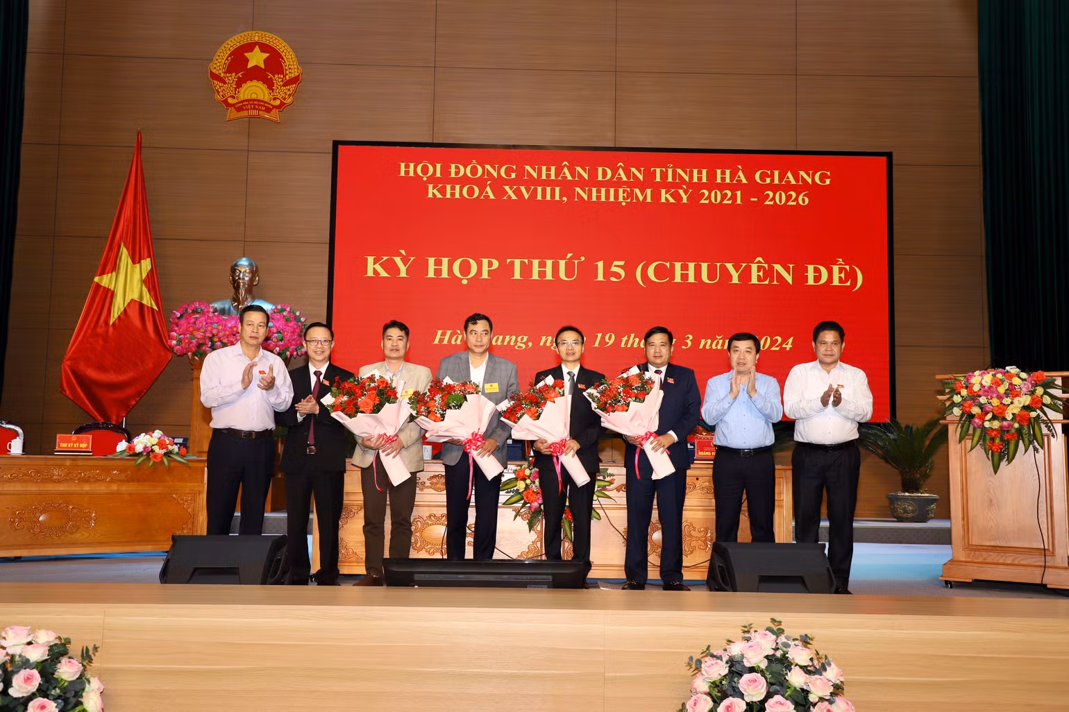 Các đồng chí lãnh đạo tỉnh Hà Giang tặng hoa chúc mừng các chức danh mới được bầu tại kỳ họp. Các đồng chí lãnh đạo tỉnh Hà Giang tặng hoa chúc mừng các chức danh mới được bầu tại kỳ họp.