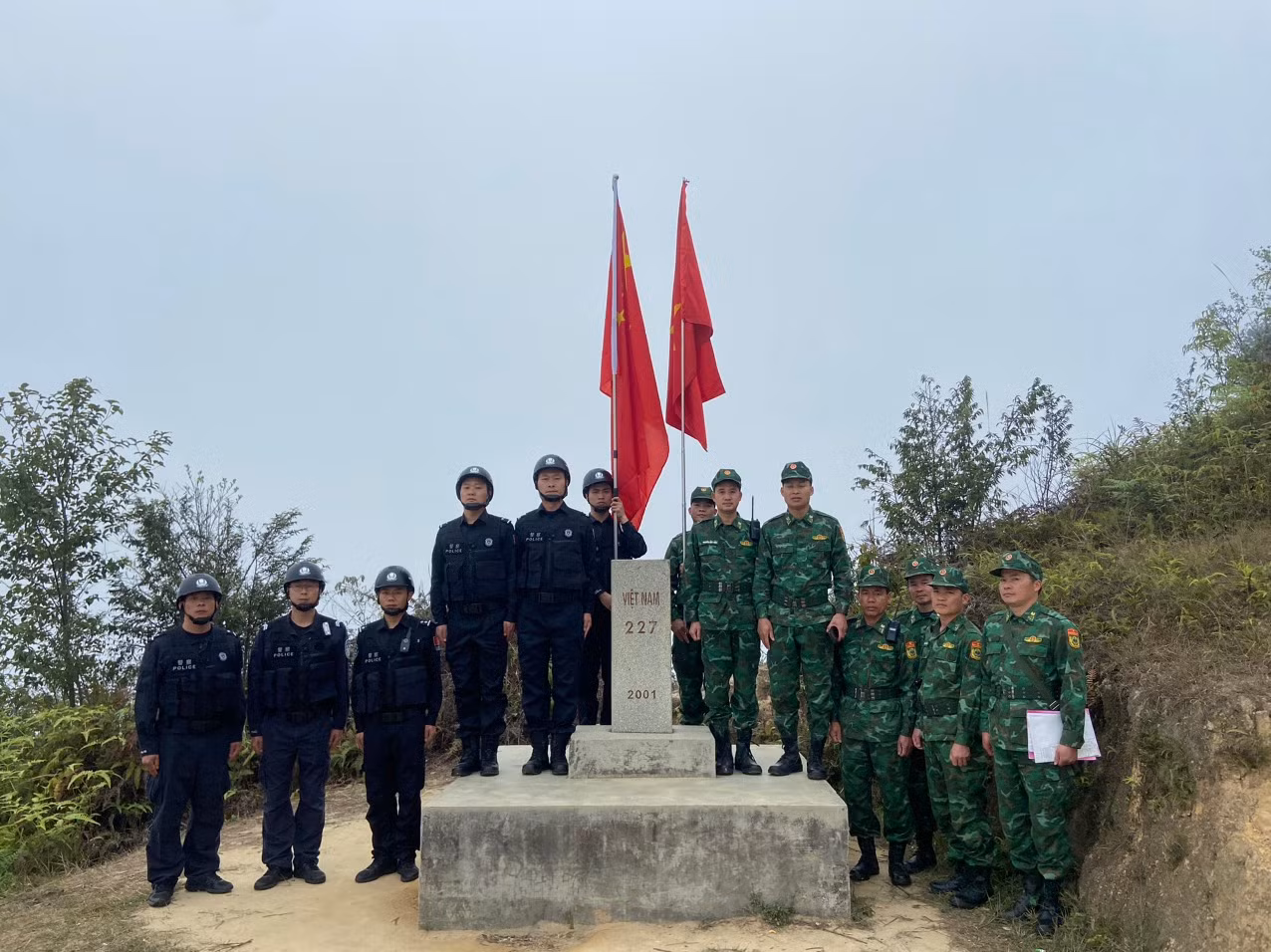 Đội hình tuần tra Việt Nam-Trung Quốc chụp ảnh lưu niệm tại cột mốc 227. Đội hình tuần tra Việt Nam-Trung Quốc chụp ảnh lưu niệm tại cột mốc 227.