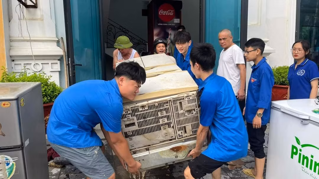 Đoàn viên, thanh niên phường Quang Trung, thành phố Hà Giang hỗ trợ nhân dân khắc phục hậu quả ngập úng. Đoàn viên, thanh niên phường Quang Trung, thành phố Hà Giang hỗ trợ nhân dân khắc phục hậu quả ngập úng.