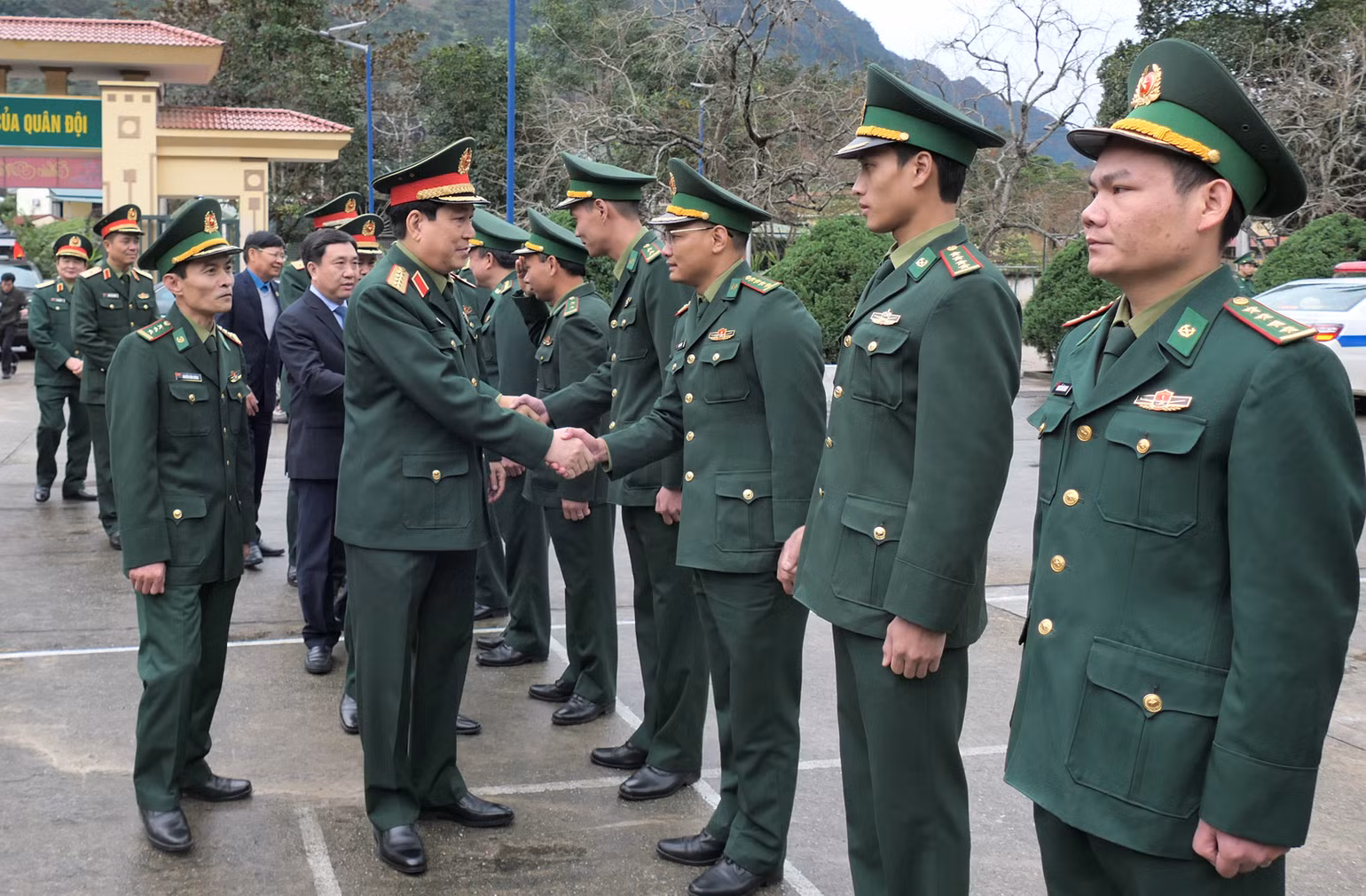 Đại tướng Lương Cường thăm, chúc Tết các chiến sĩ tại Đồn Biên phòng Cửa khẩu quốc tế Thanh Thủy.