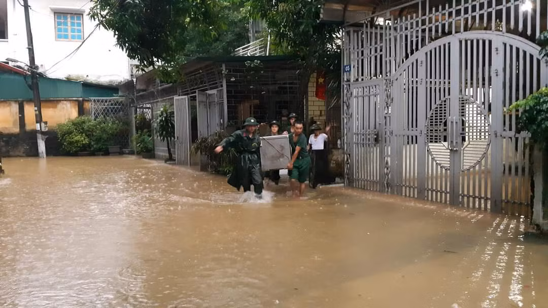 Lực lượng quân đội hỗ trợ người dân di dời tài sản. Lực lượng quân đội hỗ trợ người dân di dời tài sản.