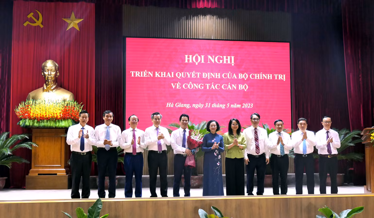 Đồng chí Trương Thị Mai và lãnh đạo Ban Tổ chức Trung ương, Văn phòng Trung ương Đảng, lãnh đạo tỉnh Hà Giang tặng hoa chúc mừng đồng chí Đặng Quốc Khánh. Đồng chí Trương Thị Mai và lãnh đạo Ban Tổ chức Trung ương, Văn phòng Trung ương Đảng, lãnh đạo tỉnh Hà Giang tặng hoa chúc mừng đồng chí Đặng Quốc Khánh.