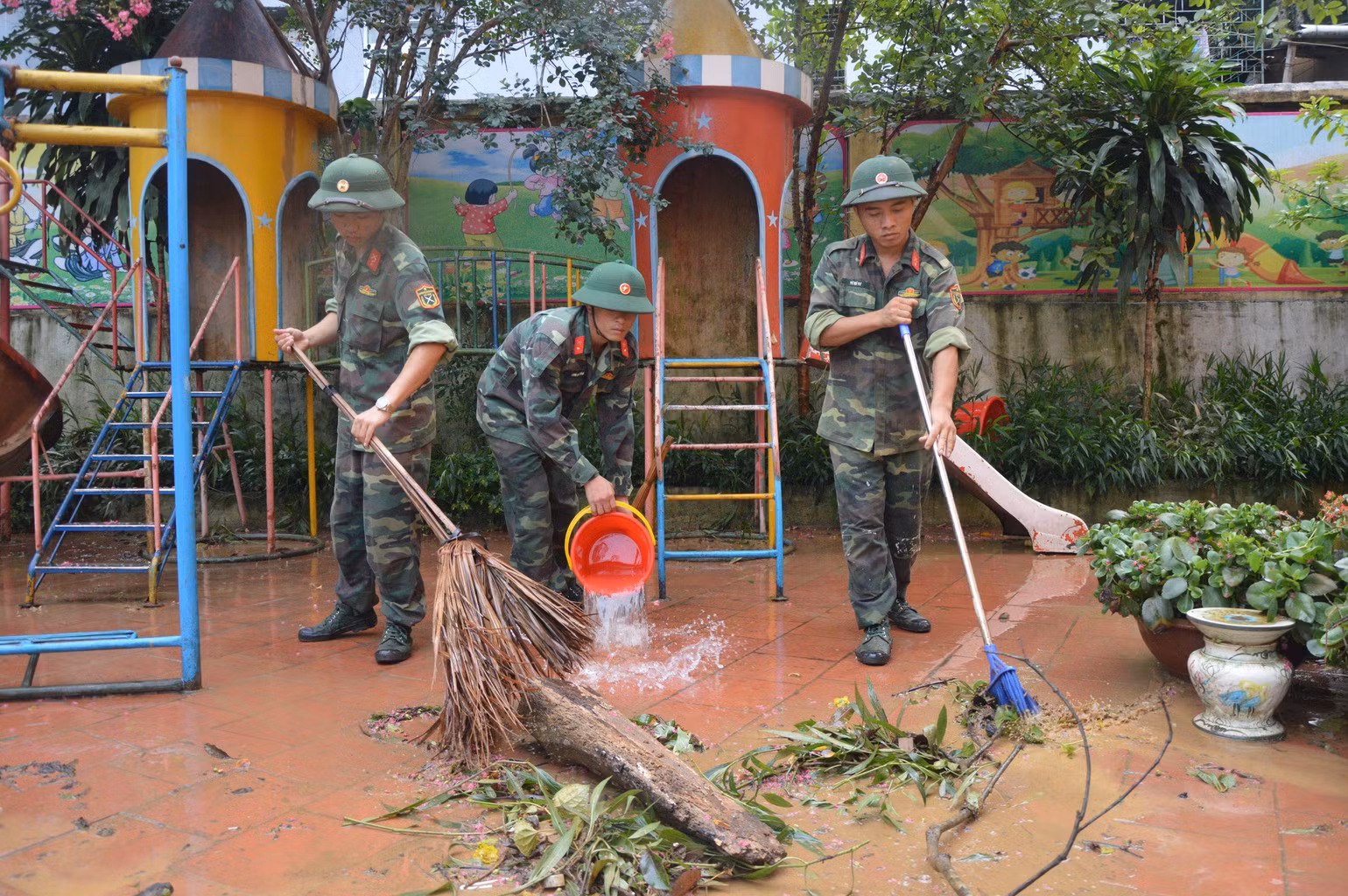 Chiến sĩ Trung đoàn 877, Bộ Chỉ huy Quân sự tỉnh Hà Giang hỗ trợ Trường mầm non Sơn Ca, phường Ngọc Hà, thành phố Hà Giang quét dọn trường lớp. Chiến sĩ Trung đoàn 877, Bộ Chỉ huy Quân sự tỉnh Hà Giang hỗ trợ Trường mầm non Sơn Ca, phường Ngọc Hà, thành phố Hà Giang quét dọn trường lớp.