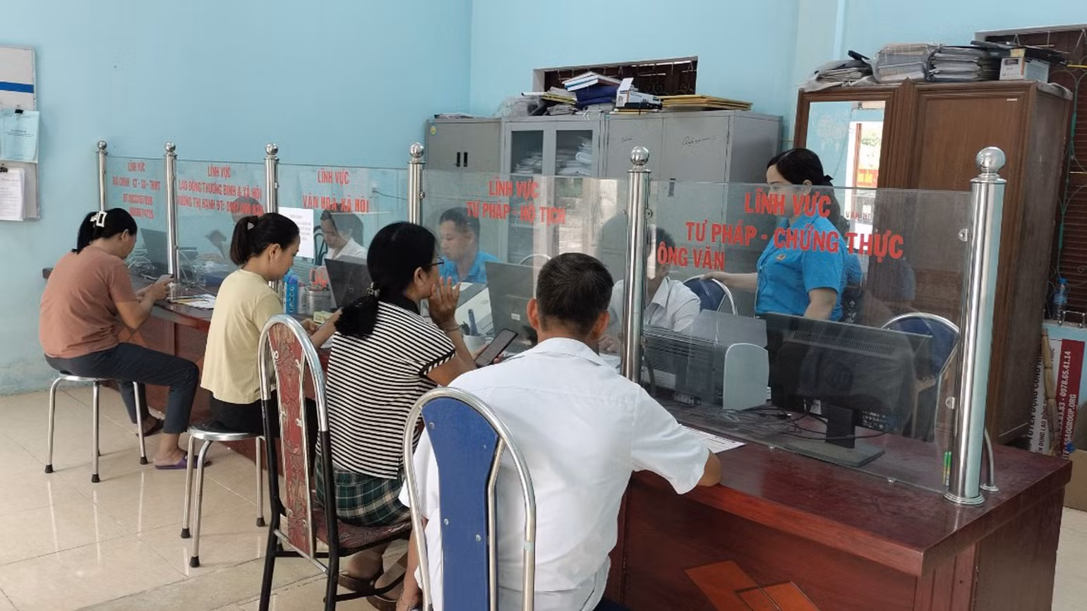 Người dân đến bộ phận một cửa xã Minh Ngọc, huyện Bắc Mê giải quyết thủ tục hành chính. Người dân đến bộ phận một cửa xã Minh Ngọc, huyện Bắc Mê giải quyết thủ tục hành chính.