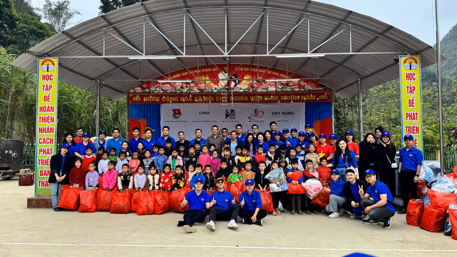 Trao tặng quà cho học sinh vùng cao.