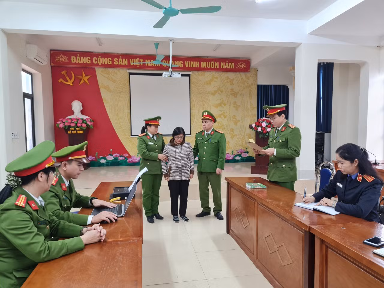 Cơ quan công an đọc lệnh bắt tạm giam bị can Vũ Thị Thanh Huyền.