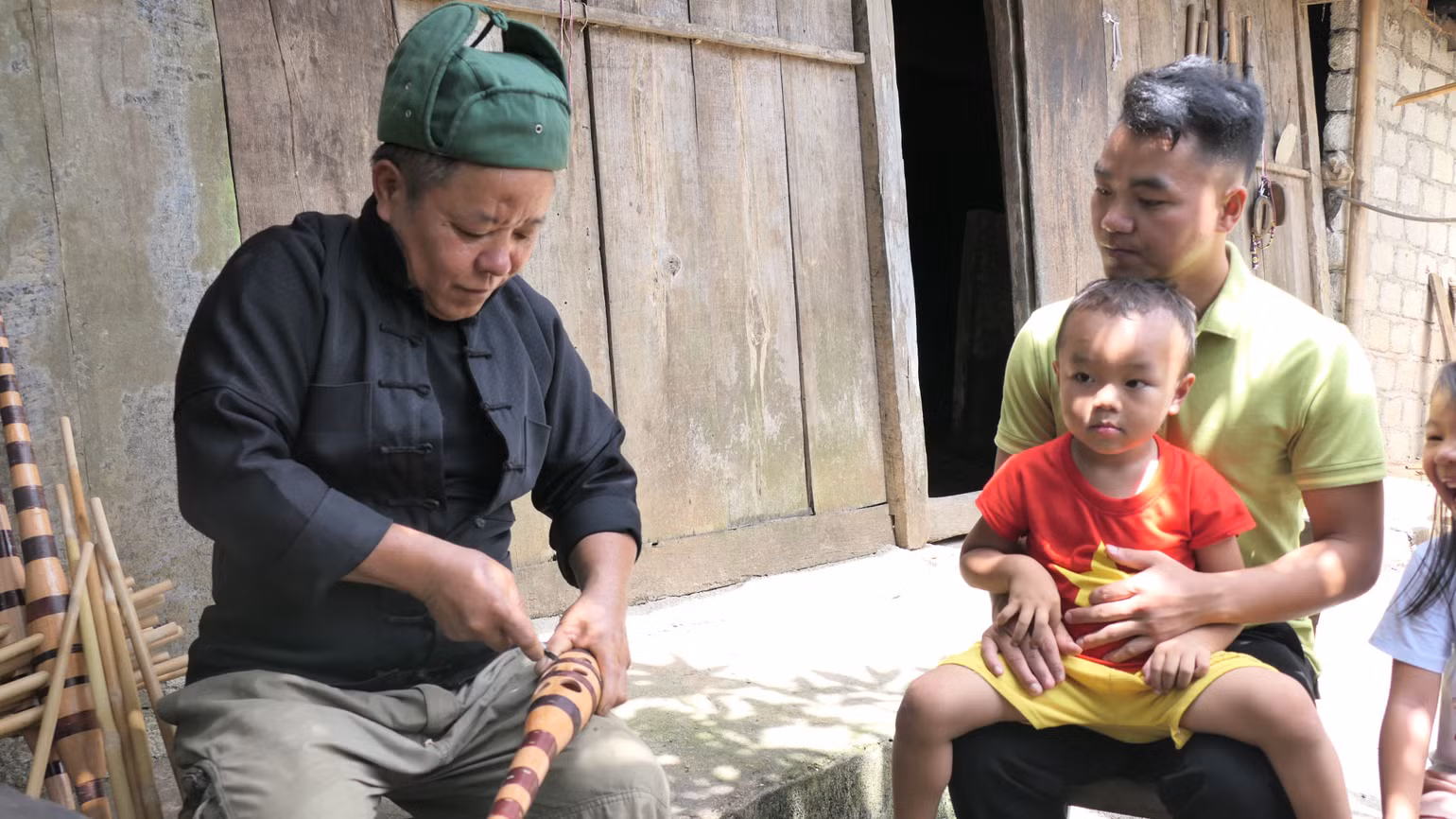 Ông Ma Dâu Páo, xã Thanh Vân, huyện Quản Bạ hướng người dân làm khèn H'Mông. Ông Ma Dâu Páo, xã Thanh Vân, huyện Quản Bạ hướng người dân làm khèn H'Mông.