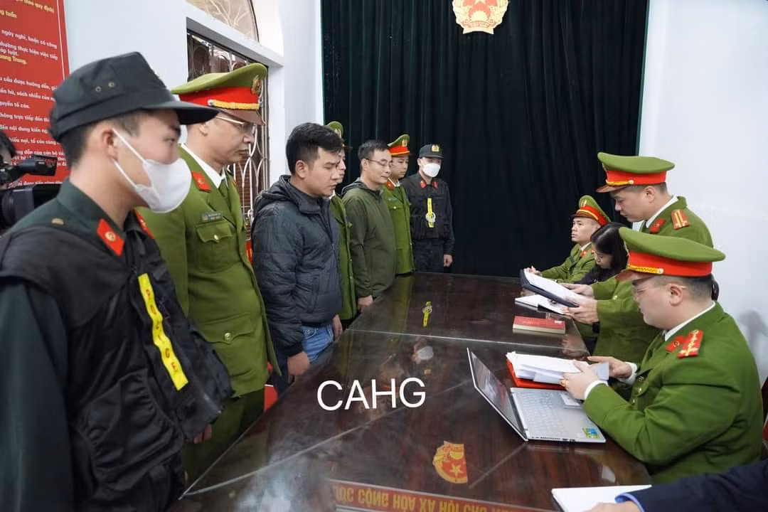 Cơ quan Công an thi hành lệnh bắt tạm giam các đối tượng Nguyễn Hữu Khá và Đinh Văn Tạo. (Ảnh: Công an Hà Giang) Cơ quan Công an thi hành lệnh bắt tạm giam các đối tượng Nguyễn Hữu Khá và Đinh Văn Tạo. (Ảnh: Công an Hà Giang)