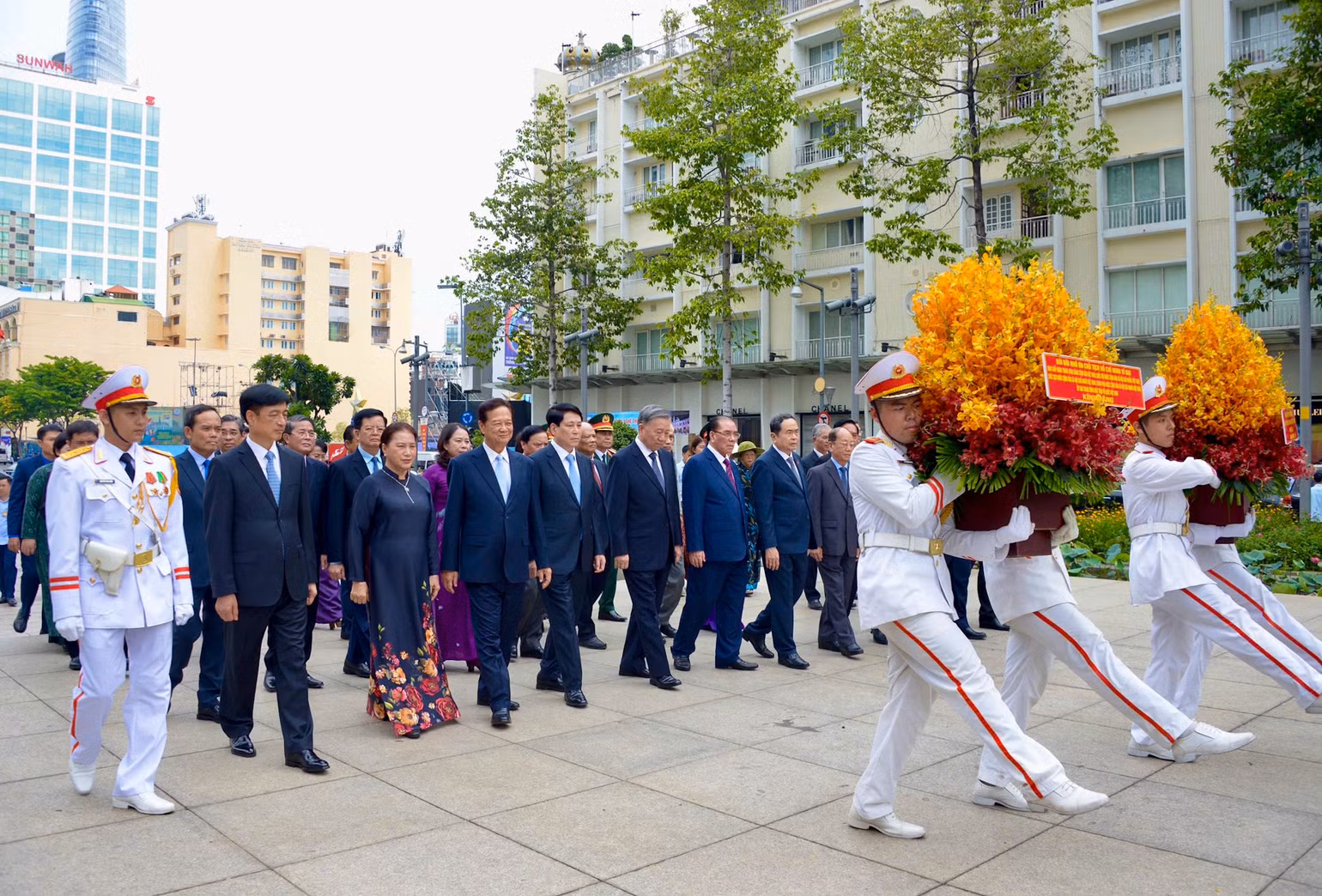 Các đồng chí lãnh đạo, nguyên lãnh đạo Đảng, Nhà nước dâng hoa tại Công viên Tượng đài Bác Hồ (Quận 1, Hồ Chí Minh). (Ảnh: Duy Linh)