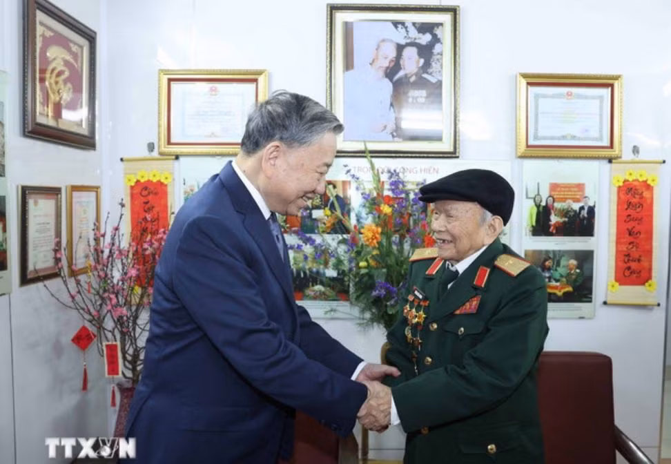 Tổng Bí thư Tô Lâm đến thăm, chúc Tết Thiếu tướng Huỳnh Đắc Hương. (Ảnh: TTXVN)