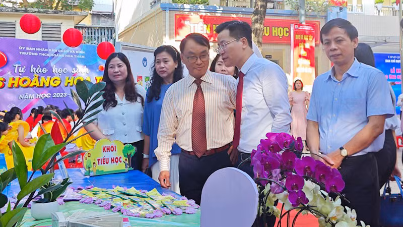 Các đại biểu tham quan gian trưng bày. Các đại biểu tham quan gian trưng bày.