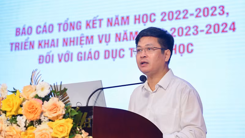 Vụ trưởng Vụ Giáo dục Trung học Nguyễn Xuân Thành báo cáo tại hội nghị Vụ trưởng Vụ Giáo dục Trung học Nguyễn Xuân Thành báo cáo tại hội nghị