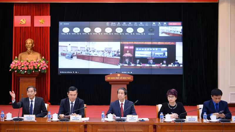 Bộ trưởng Giáo dục và Đào tạo Nguyễn Kim Sơn tại hội nghị gặp gỡ, chia sẻ với nhà giáo cả nước.
