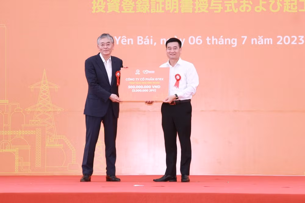 Trao hỗ trợ 500 triệu đồng xây dựng nhà tình nghĩa cho huyện Văn Yên.