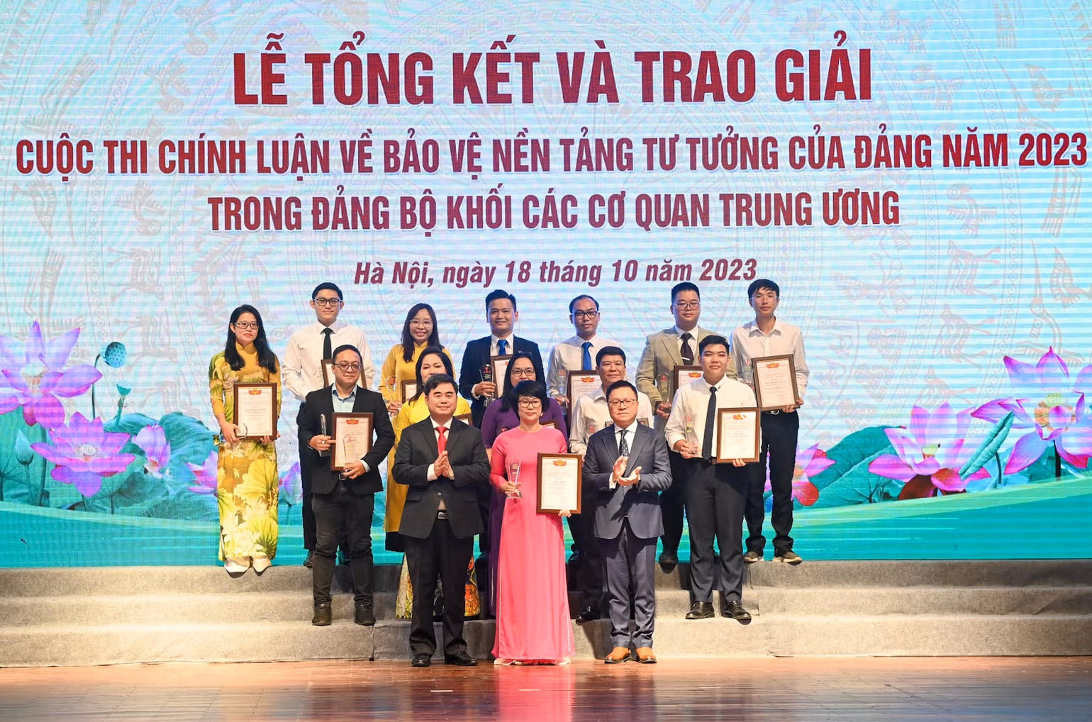 Tổng Biên tập Báo Nhân Dân, Phó Trưởng Ban Tuyên giáo Trung ương, Chủ tịch Hội Nhà báo Việt Nam Lê Quốc Minh và Phó Tổng Biên tập, phụ trách Tạp chí Cộng Sản Phạm Minh Tuấn trao giải Nhất cho tác giả thuộc thể loại Phát thanh/ Truyền hình/ Video clip. (Ảnh: DUY LINH)