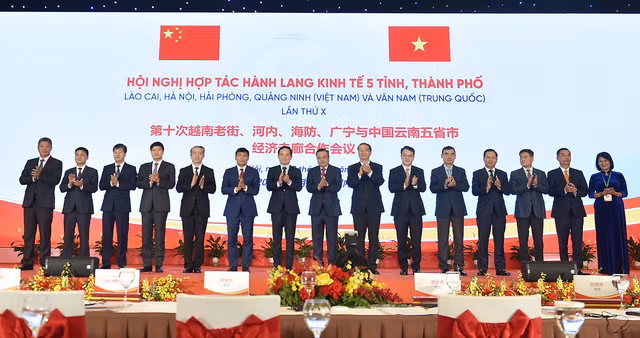Phó Thủ tướng Trần Lưu Quang và các đại biểu tham dự hội nghị
