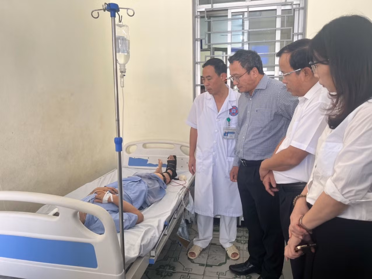 Đoàn Ủy ban An toàn giao thông Quốc gia thăm hỏi các nạn nhân vụ tai nạn.