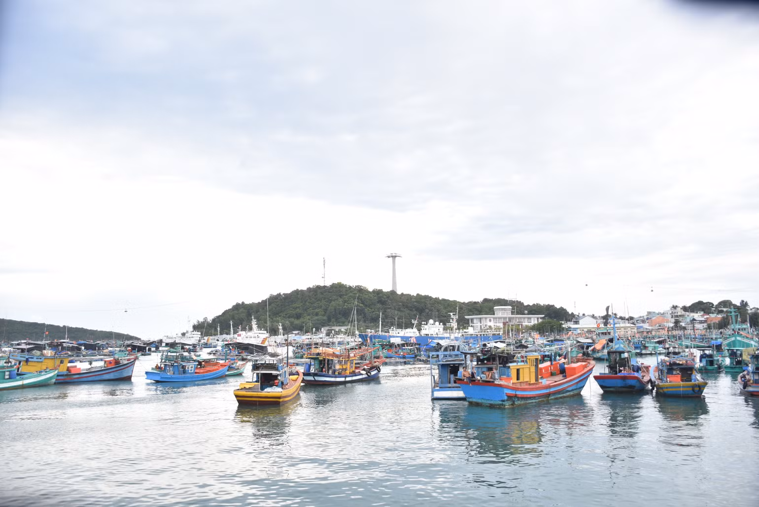 Tàu đánh cá neo đậu gần khu vực cảng biển quốc tế An Thới. Tàu đánh cá neo đậu gần khu vực cảng biển quốc tế An Thới.