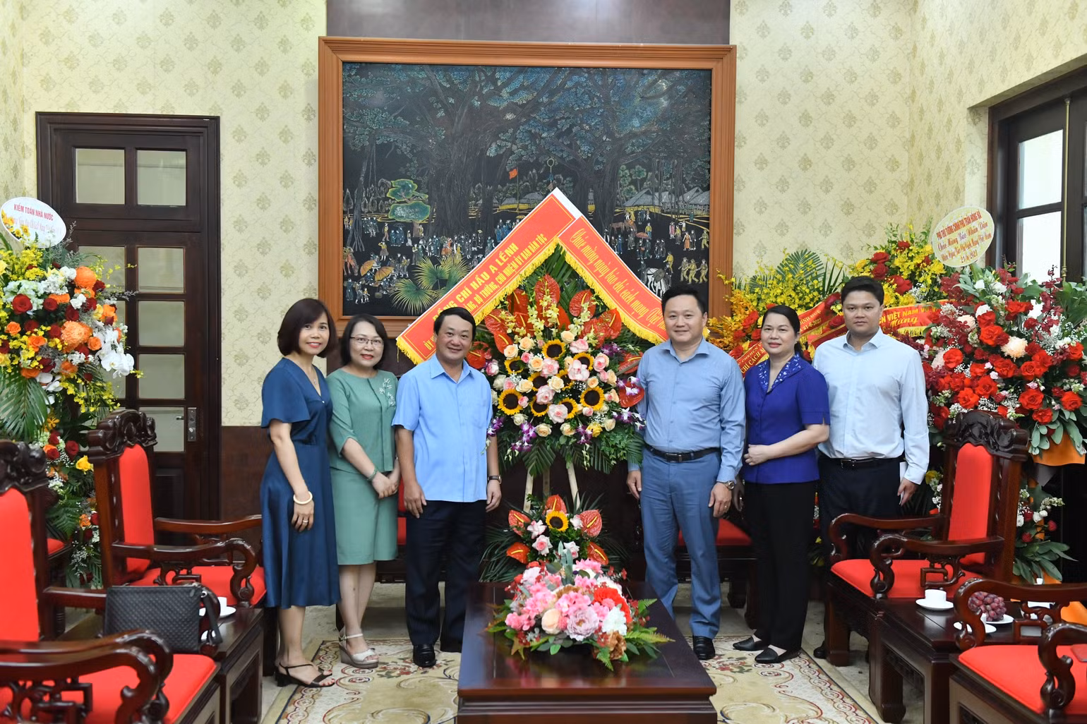 Đồng chí Hầu A Lềnh, Ủy viên Trung ương Đảng, Bộ trưởng, Chủ nhiệm Ủy ban Dân tộc tặng hoa chúc mừng Báo Nhân Dân nhân dịp kỷ niệm 98 năm Ngày Báo chí cách mạng Việt Nam. (Ảnh: ĐĂNG KHOA)