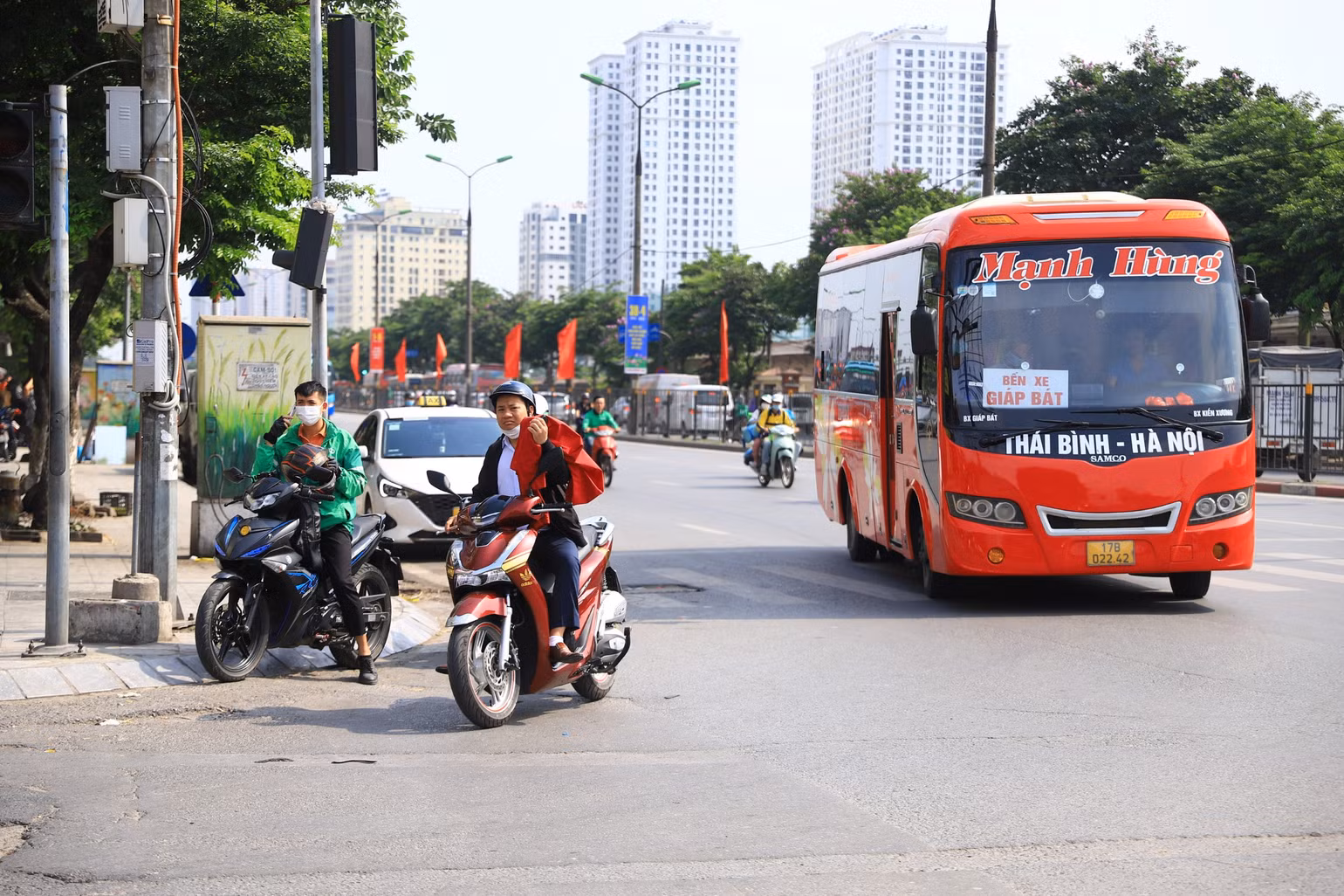 Cũng trong 5 ngày nghỉ lễ, lực lượng Cảnh sát giao thông toàn quốc đã xử lý 49.371 trường hợp vi phạm, phạt tiền 107,652 tỷ đồng, tạm giữ 847 xe ô-tô, 20.067 xe mô-tô và 210 phương tiện khác; tước 11.033 giấy phép lái xe. Cũng trong 5 ngày nghỉ lễ, lực lượng Cảnh sát giao thông toàn quốc đã xử lý 49.371 trường hợp vi phạm, phạt tiền 107,652 tỷ đồng, tạm giữ 847 xe ô-tô, 20.067 xe mô-tô và 210 phương tiện khác; tước 11.033 giấy phép lái xe.