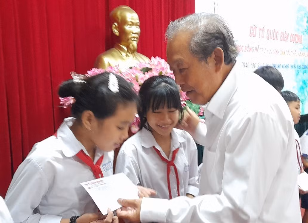 Nguyên Phó Thủ tướng Thường trực Chính phủ Trương Hòa Bình trao học bổng cho học sinh dân tộc thiểu số, học sinh nghèo khu vực biên giới tỉnh Long An.