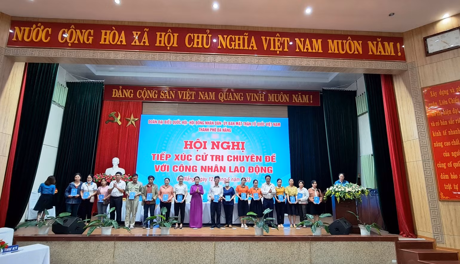 Tặng quà cho công nhân, người lao động hoàn cảnh khó khăn.
