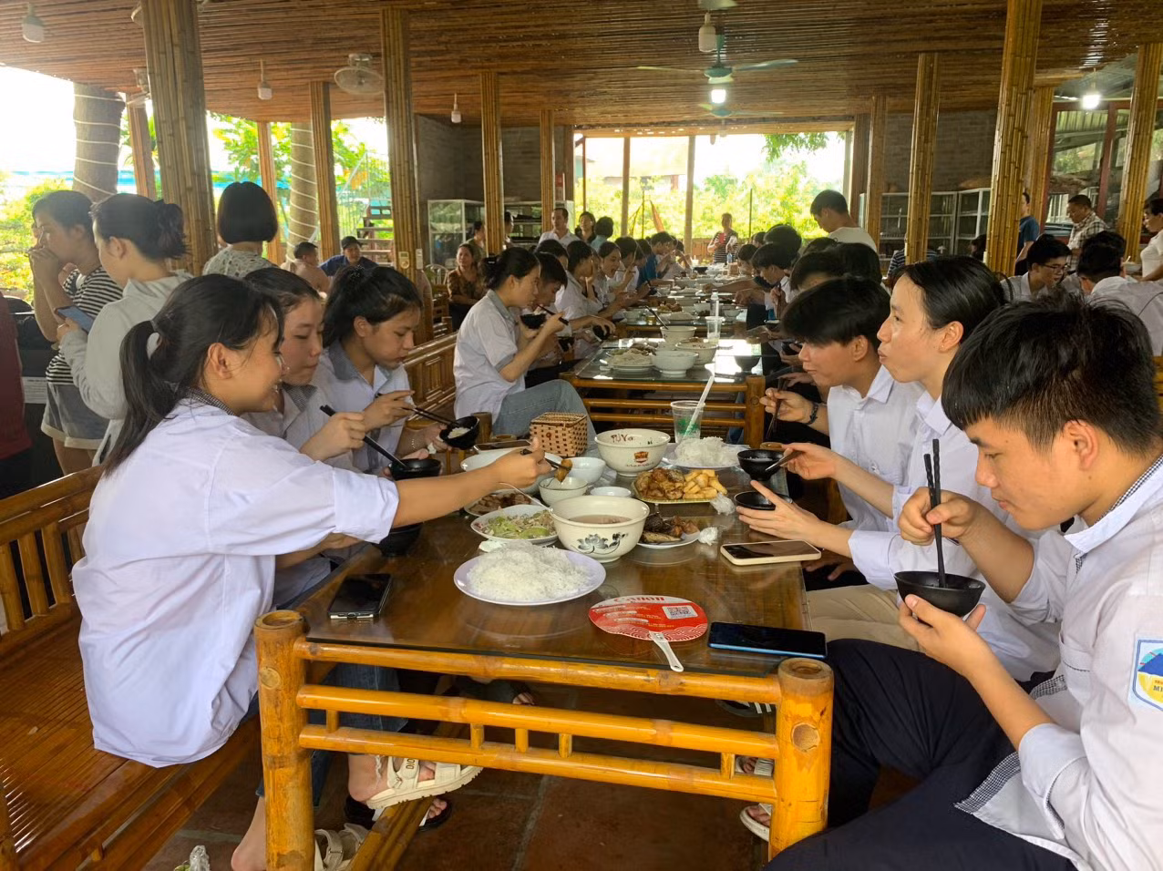 Niềm vui của các thí sinh bên mâm cơm ấm cúng trưa 29/6 tại xã Xuân Quang, Sóc Sơn, Hà Nội.
