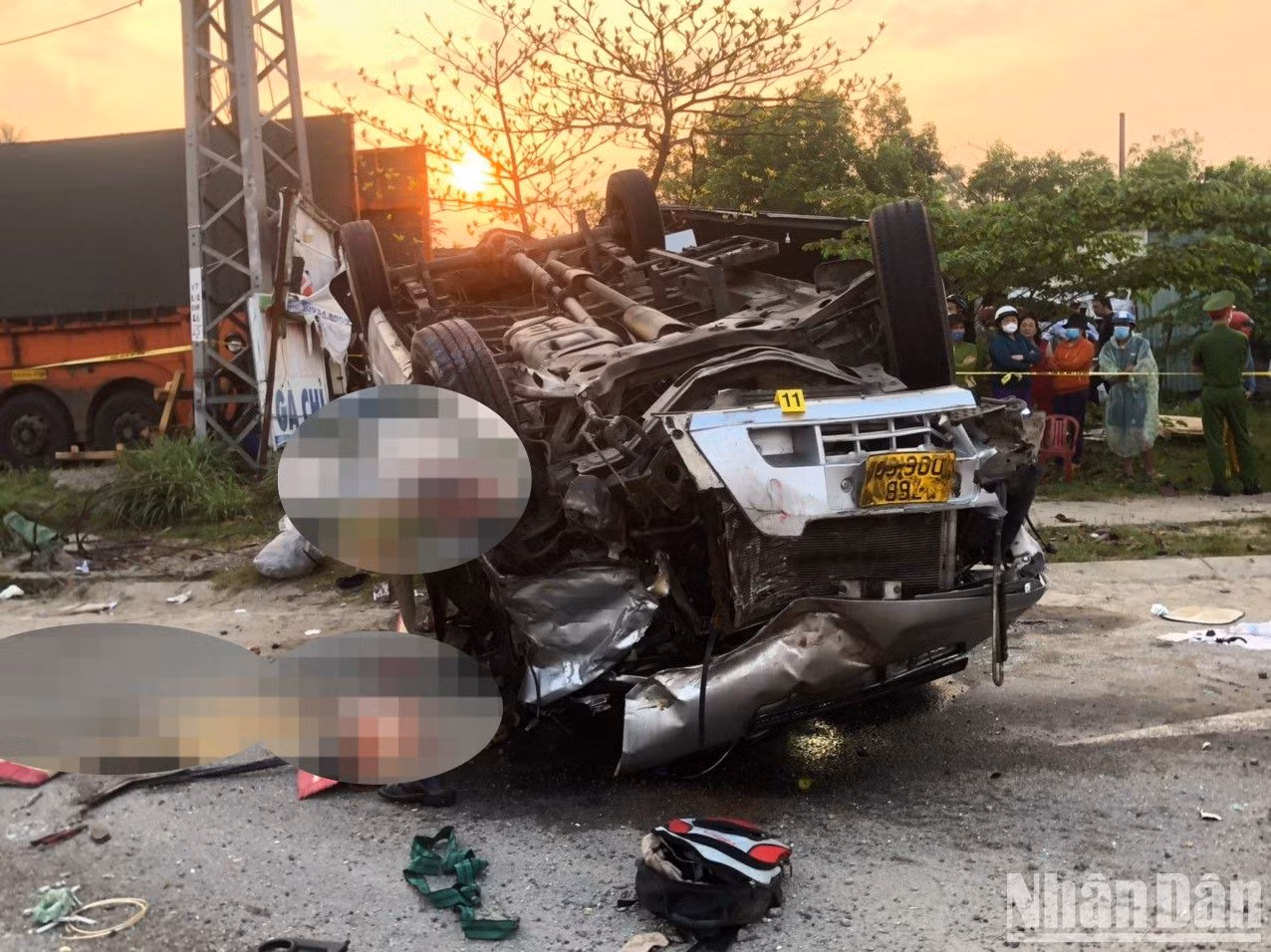 Theo thông tin ban đầu, vào khoảng 4 giờ sáng 14/2, tại địa bàn huyện Núi Thành, Quảng Nam đã xảy ra vụ tai nạn đặc biệt nghiêm trọng khi một xe ô-tô khách va chạm với 1 xe đầu kéo. (Ảnh: Ủy ban An toàn giao thông quốc gia) Theo thông tin ban đầu, vào khoảng 4 giờ sáng 14/2, tại địa bàn huyện Núi Thành, Quảng Nam đã xảy ra vụ tai nạn đặc biệt nghiêm trọng khi một xe ô-tô khách va chạm với 1 xe đầu kéo. (Ảnh: Ủy ban An toàn giao thông quốc gia)