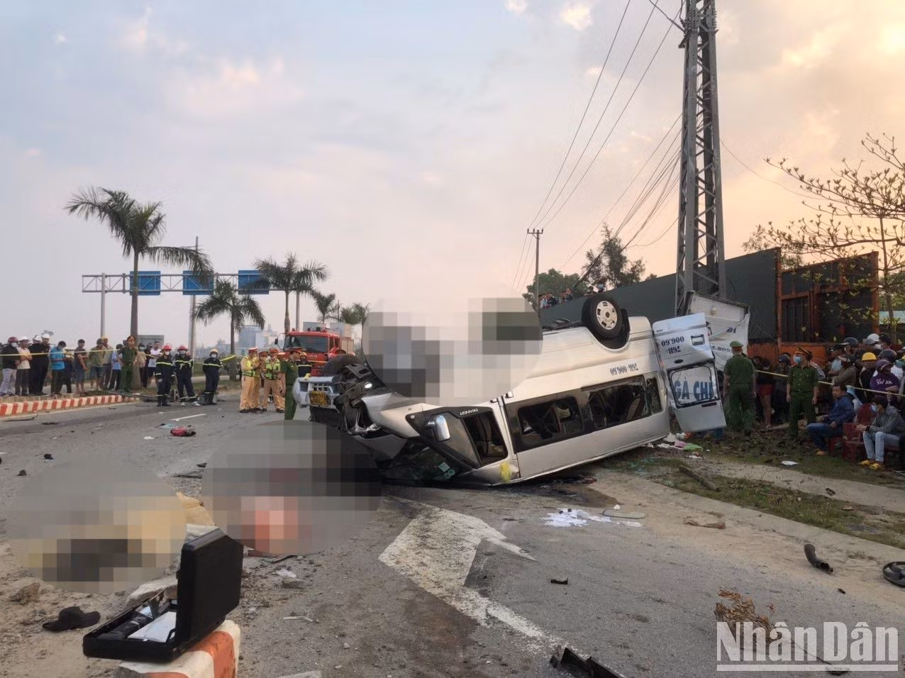 Va chạm khiến cho xe khách chở theo nhiều người bị lật ngửa. Ít nhất đã có 8 người tử vong sau vụ việc, nhiều người khác bị thương đang được cấp cứu. (Ảnh: Ủy ban An toàn giao thông quốc gia) Va chạm khiến cho xe khách chở theo nhiều người bị lật ngửa. Ít nhất đã có 8 người tử vong sau vụ việc, nhiều người khác bị thương đang được cấp cứu. (Ảnh: Ủy ban An toàn giao thông quốc gia)