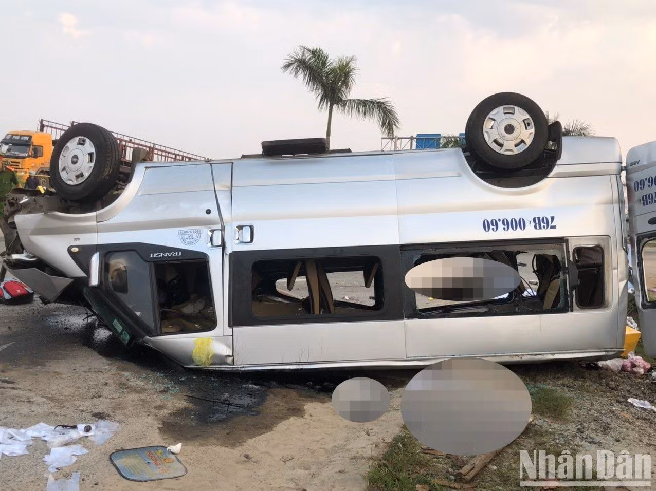 Chiếc xe khách bị lật ngửa và đã hư hỏng nghiêm trọng. (Ảnh: Ủy ban An toàn giao thông quốc gia) Chiếc xe khách bị lật ngửa và đã hư hỏng nghiêm trọng. (Ảnh: Ủy ban An toàn giao thông quốc gia)
