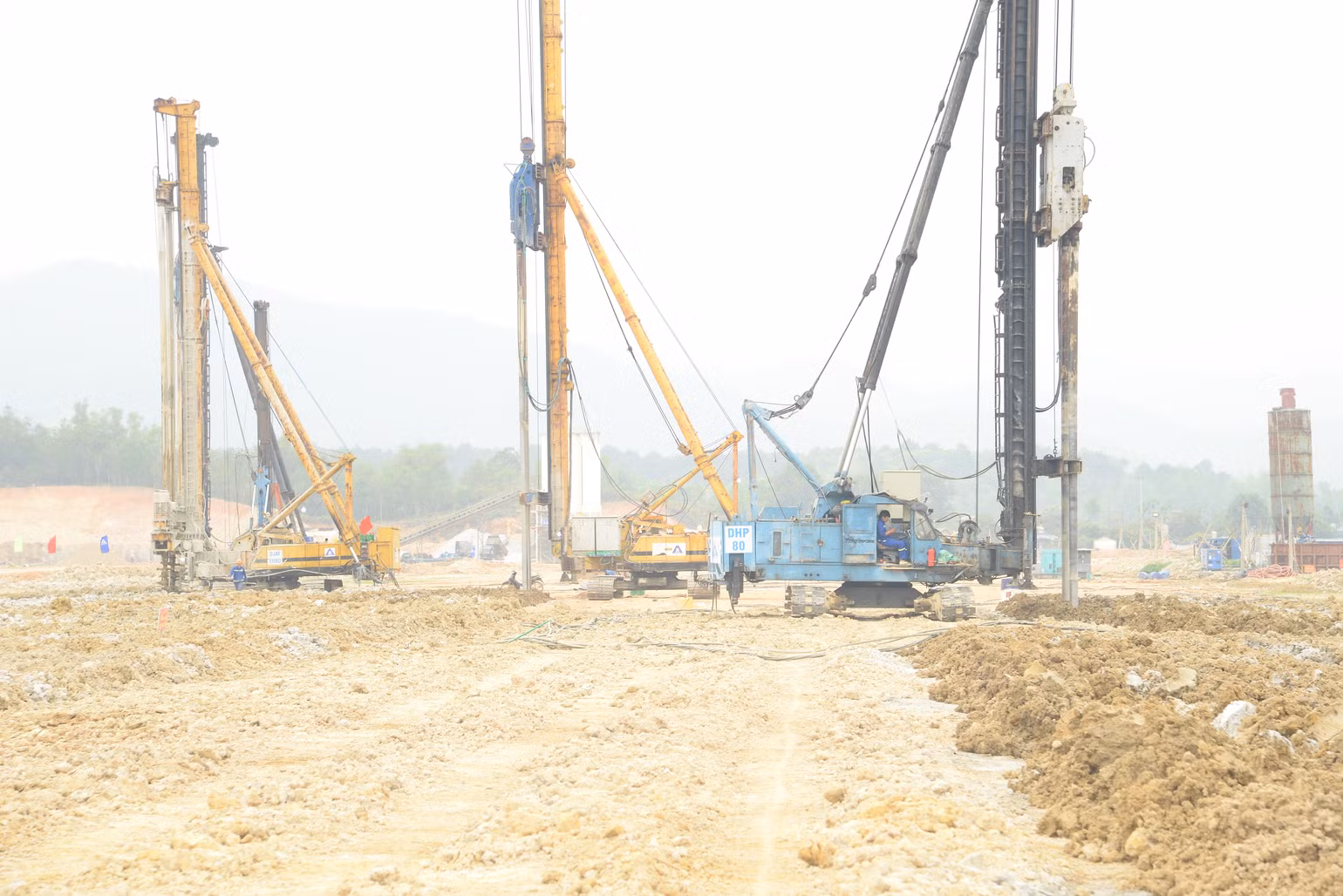 Công trường xây dựng dự án nâng cấp, mở rộng Cảng hàng không Điện Biên Phủ. Công trường xây dựng dự án nâng cấp, mở rộng Cảng hàng không Điện Biên Phủ.