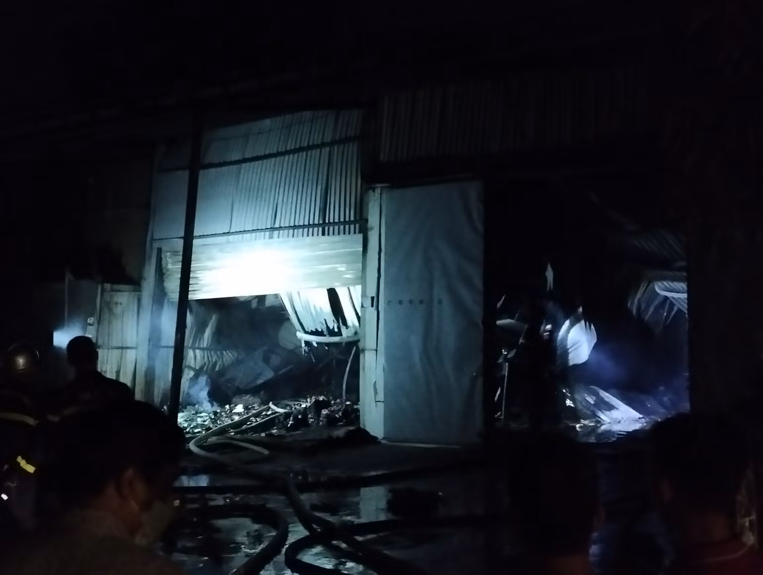 Lửa khiến cho khu vực kho xưởng bị tàn phá nghiêm trọng. (Ảnh: CTV) Lửa khiến cho khu vực kho xưởng bị tàn phá nghiêm trọng. (Ảnh: CTV)