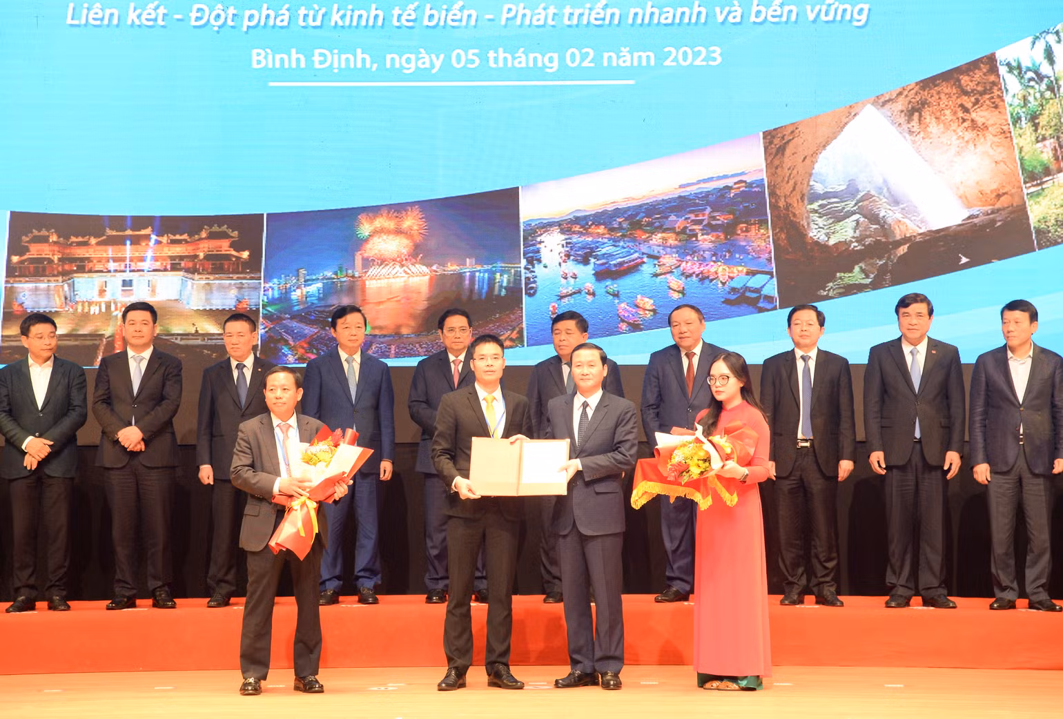 Thủ tướng Phạm Minh Chính và các đồng chí lãnh đạo chứng kiến lễ trao các biên bản thỏa thuận hợp tác, giấy chứng nhận đầu tư. Thủ tướng Phạm Minh Chính và các đồng chí lãnh đạo chứng kiến lễ trao các biên bản thỏa thuận hợp tác, giấy chứng nhận đầu tư.
