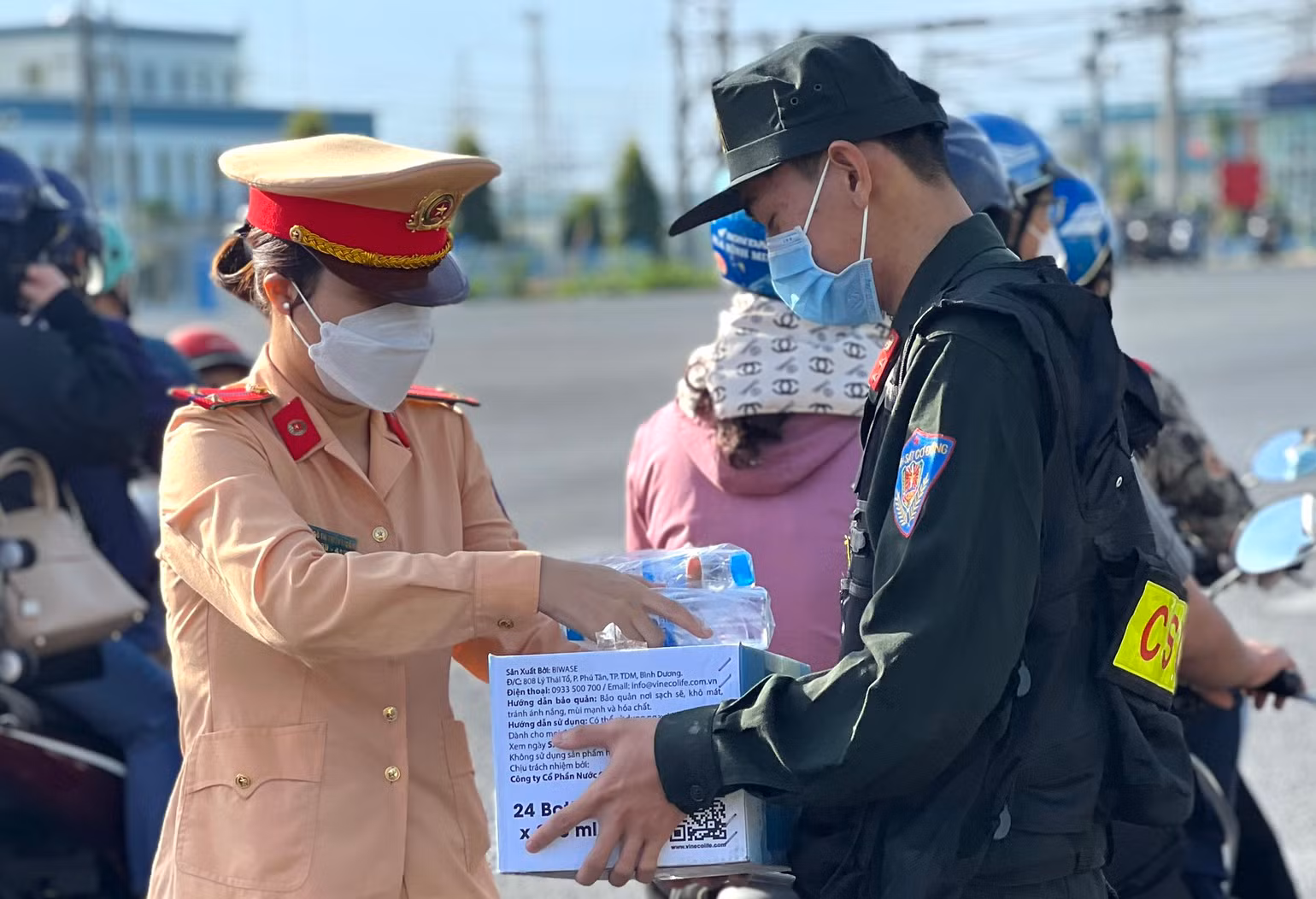 Chiến sĩ Cảnh sát giao thông Đồng Nai phát nước suối cho người dân trên quốc lộ 51. Chiến sĩ Cảnh sát giao thông Đồng Nai phát nước suối cho người dân trên quốc lộ 51.
