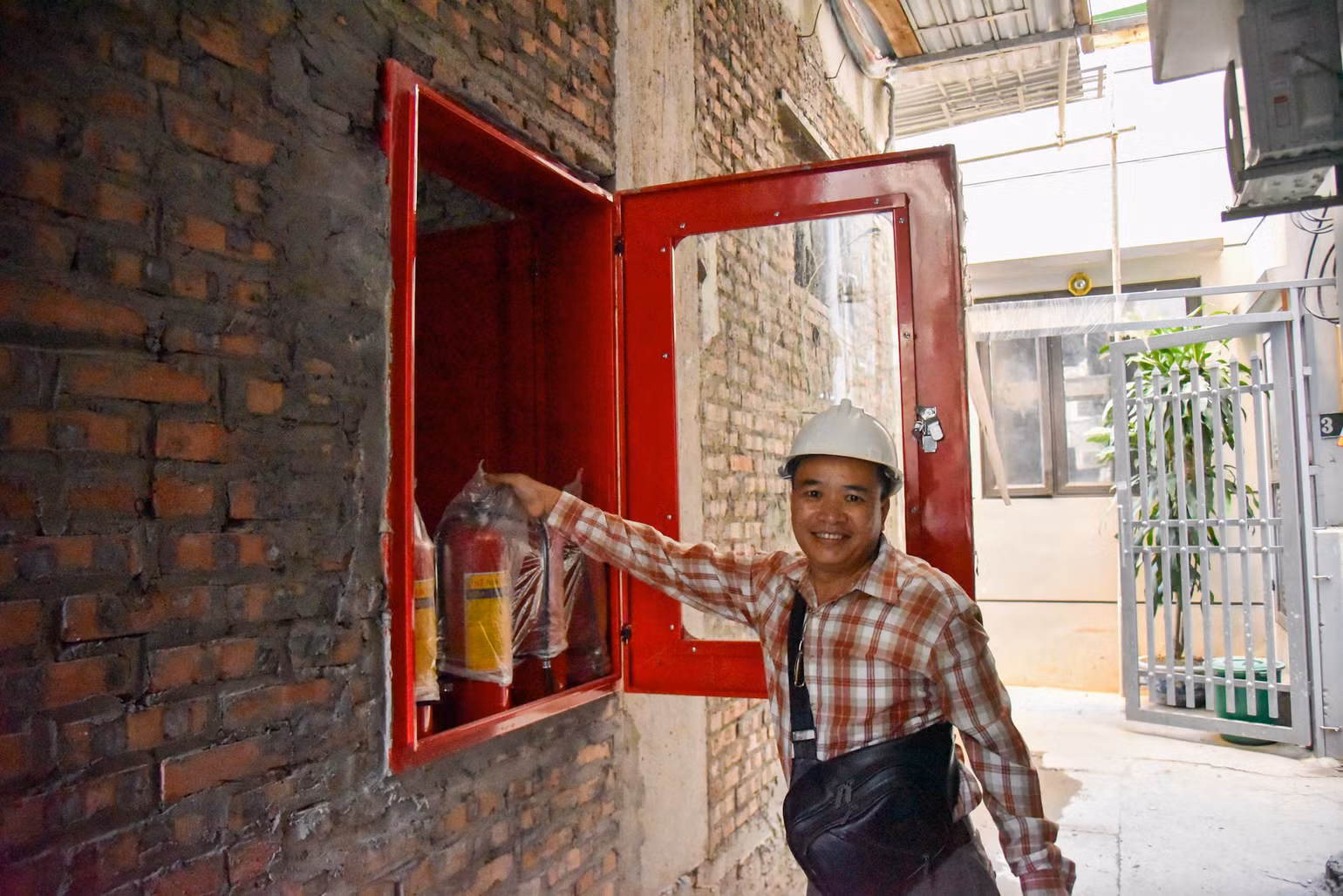 Tủ phòng cháy có thể mở từ cả bên trong lẫn bên ngoài. Đây là một lối thoát nạn phụ nếu sự cố xảy đến. (Ảnh: Nhật Quang) Tủ phòng cháy có thể mở từ cả bên trong lẫn bên ngoài. Đây là một lối thoát nạn phụ nếu sự cố xảy đến. (Ảnh: Nhật Quang)