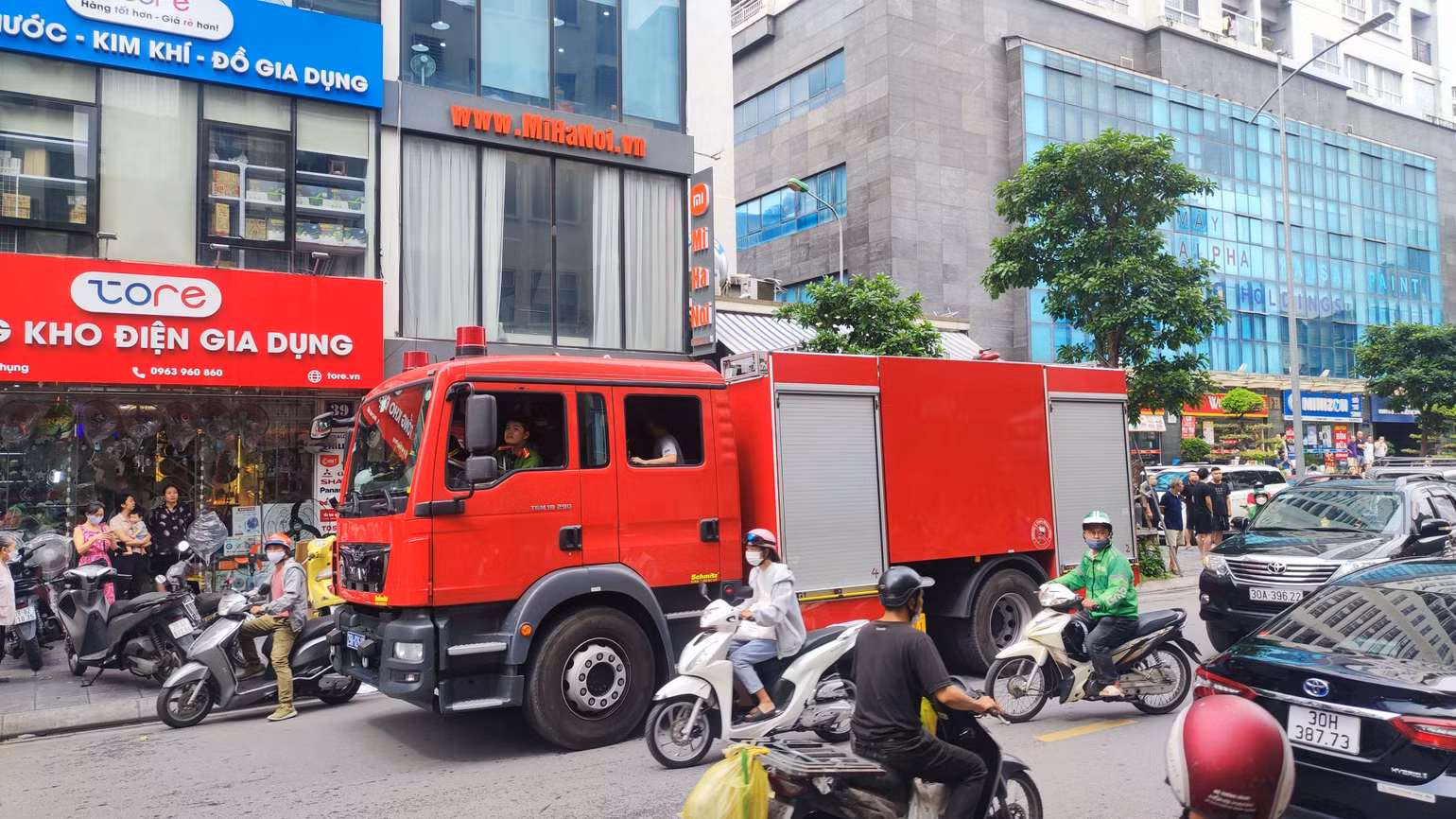 Xe cứu hỏa được điều tới hiện trường. Xe cứu hỏa được điều tới hiện trường.