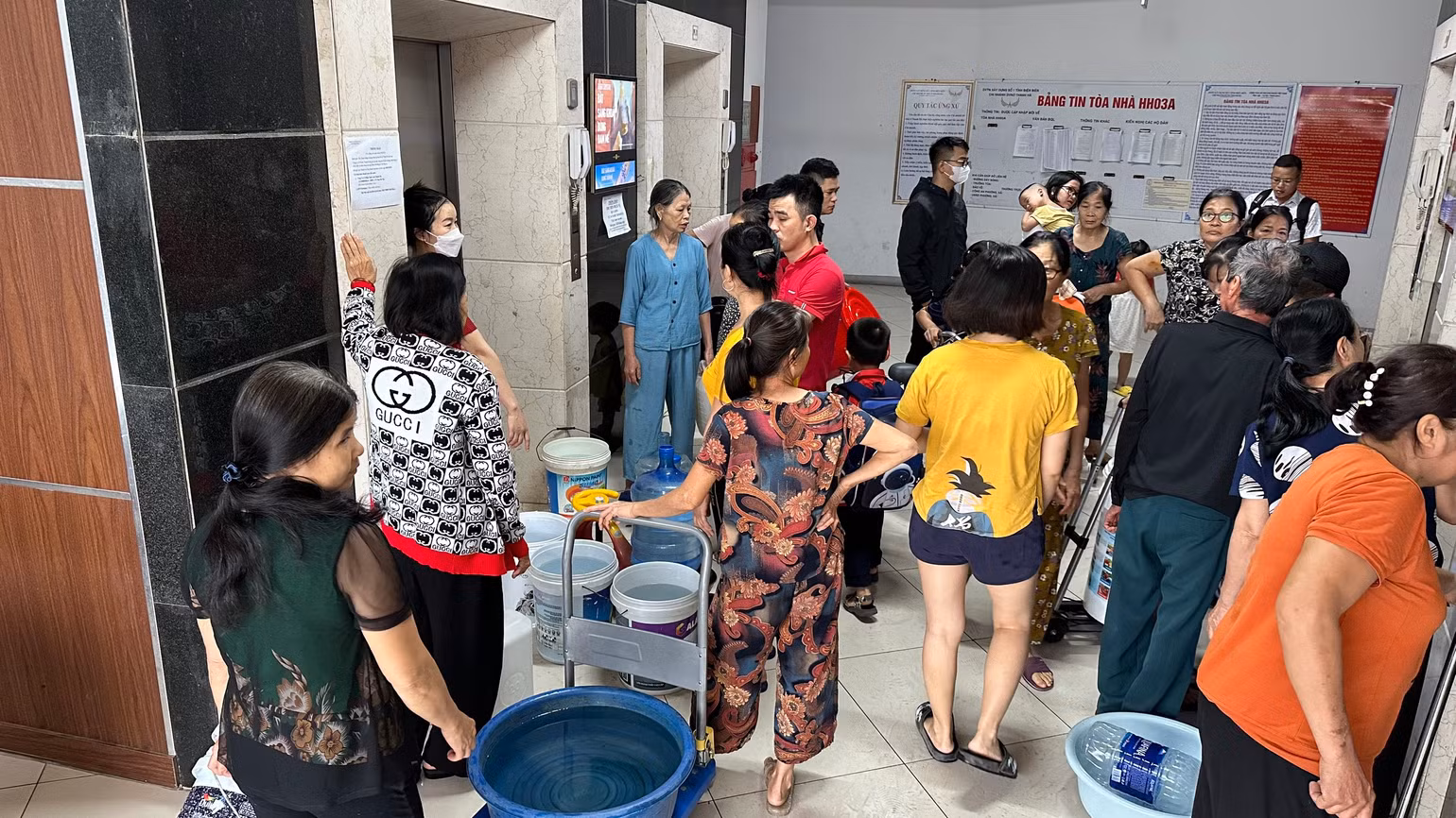 Hơn lúc nào, người dân mong mỏi tình trạng mất nước sẽ sớm được khắc phục. Hơn lúc nào, người dân mong mỏi tình trạng mất nước sẽ sớm được khắc phục.