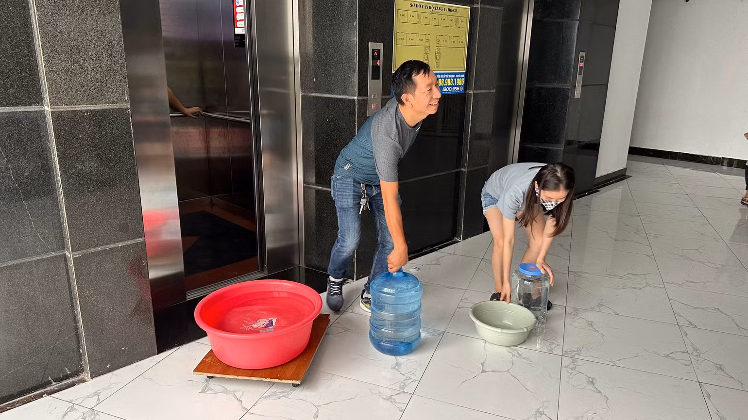 Mất nước khiến cho cuộc sống của hàng nghìn người dân bị đảo lộn. Mất nước khiến cho cuộc sống của hàng nghìn người dân bị đảo lộn.