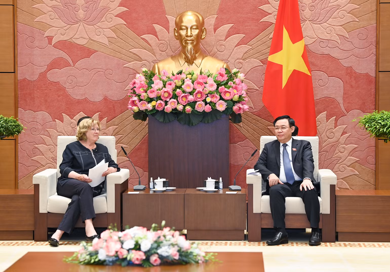 Chủ tịch Quốc hội Vương Đình Huệ phát biểu tại buổi tiếp Chủ tịch Nhóm Nghị sĩ hữu nghị Pháp - Việt Nam Catherine Deroche. (Ảnh Duy Linh)