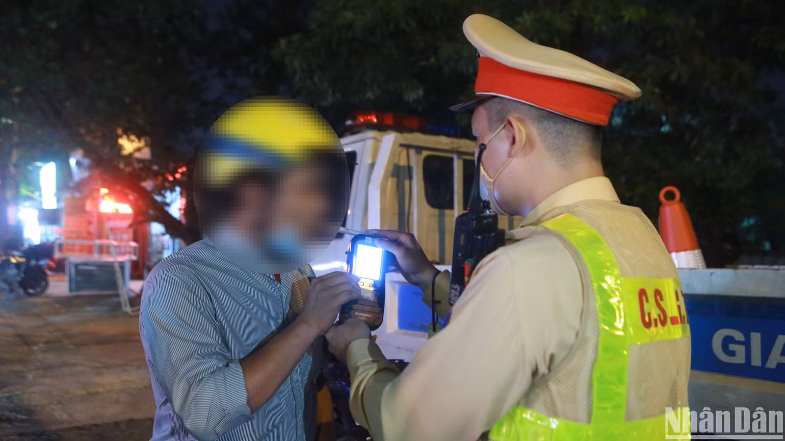 Cảnh sát giao thông tiến hành đo nồng độ cồn tại Hà Nội. Cảnh sát giao thông tiến hành đo nồng độ cồn tại Hà Nội.