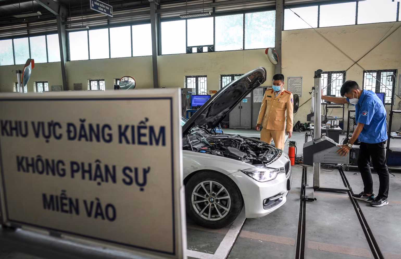Lực lượng cảnh sát hỗ trợ công tác đăng kiểm tại Hà Nội.