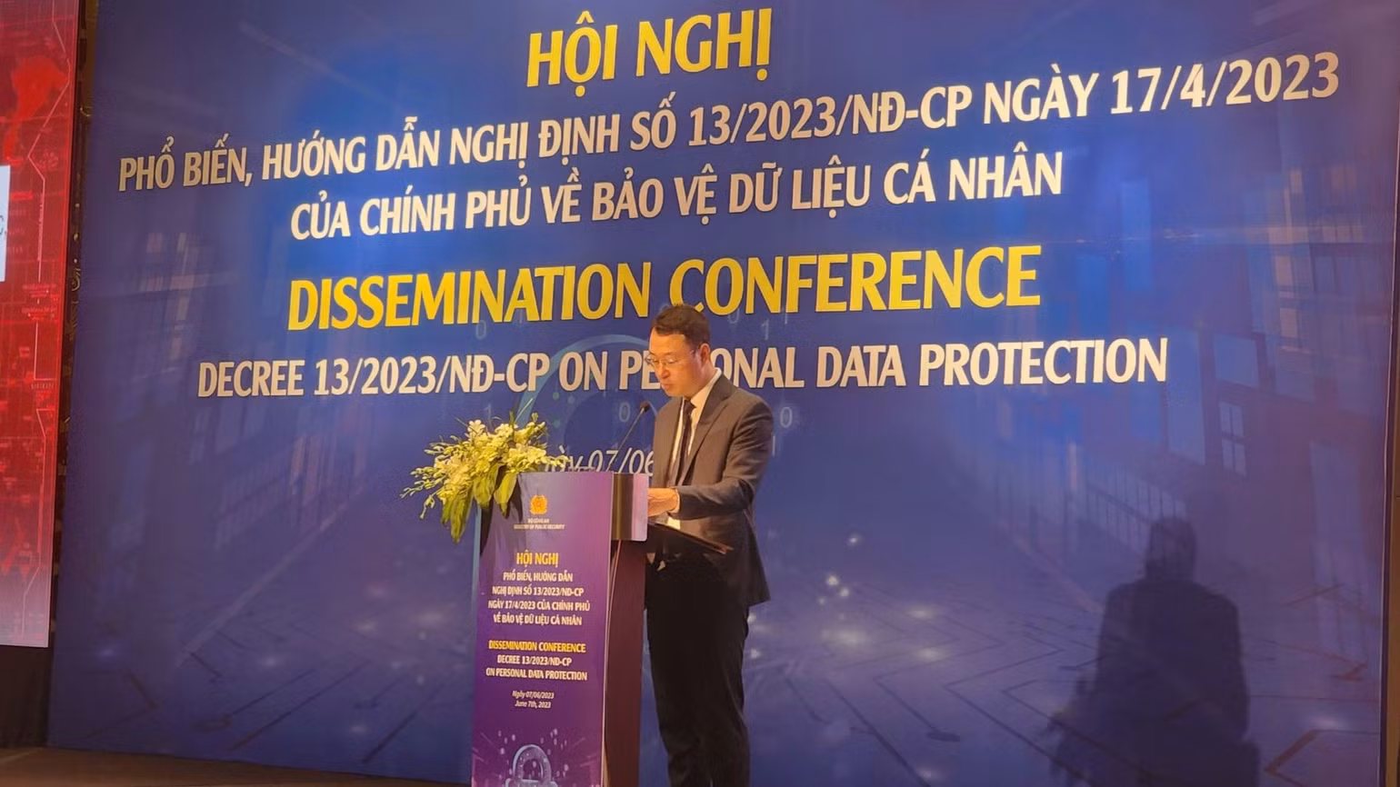 Trung tá Triệu Mạnh Tùng, Phó Cục trưởng An ninh mạng và phòng, chống tội phạm sử dụng công nghệ cao phát biểu tại hội nghị.
