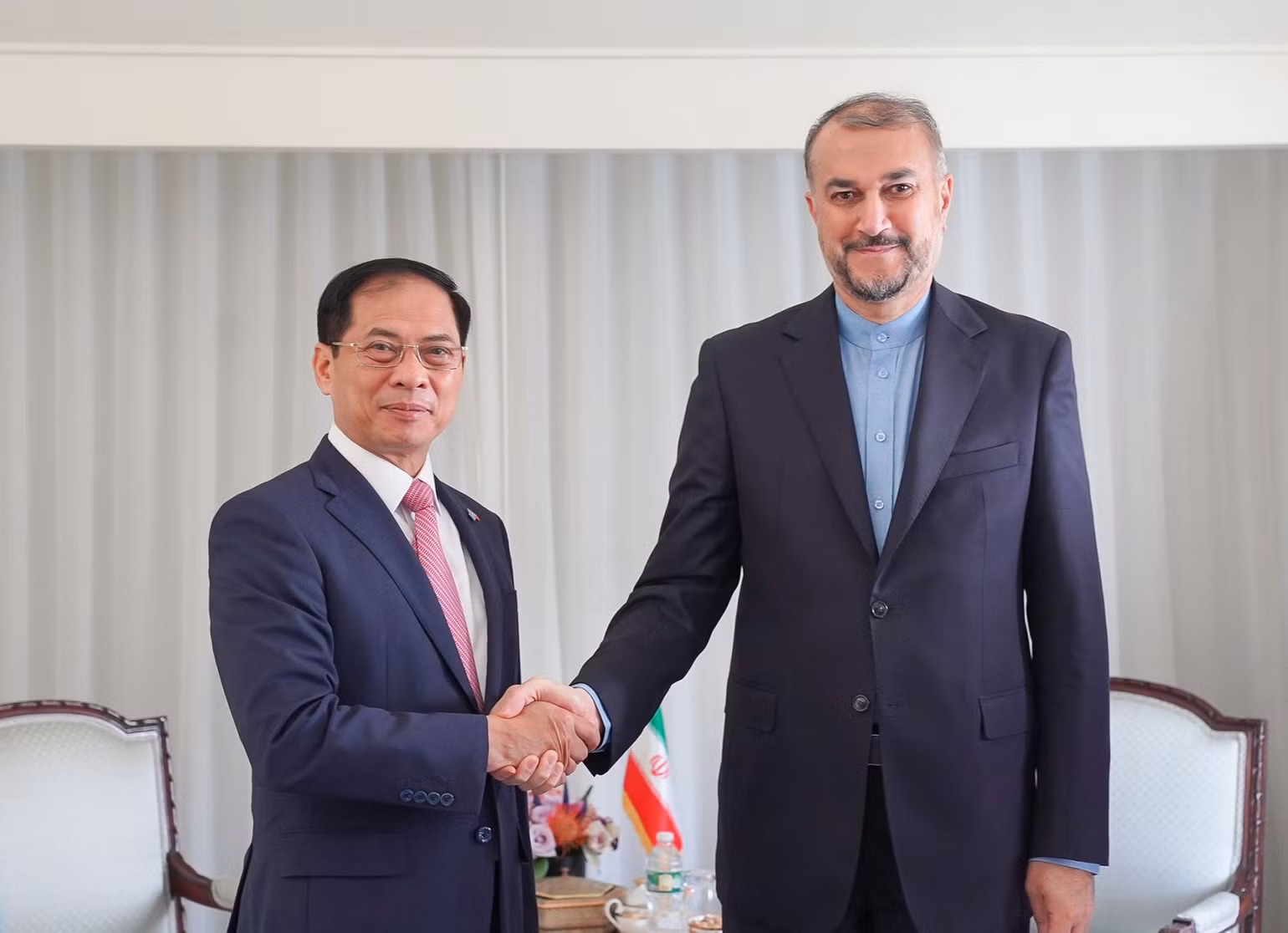 Bộ trưởng Ngoại giao Bùi Thanh Sơn gặp gỡ Bộ trưởng Ngoại giao Iran. (Ảnh: Báo Việt Nam và Thế giới) Bộ trưởng Ngoại giao Bùi Thanh Sơn gặp gỡ Bộ trưởng Ngoại giao Iran. (Ảnh: Báo Việt Nam và Thế giới)