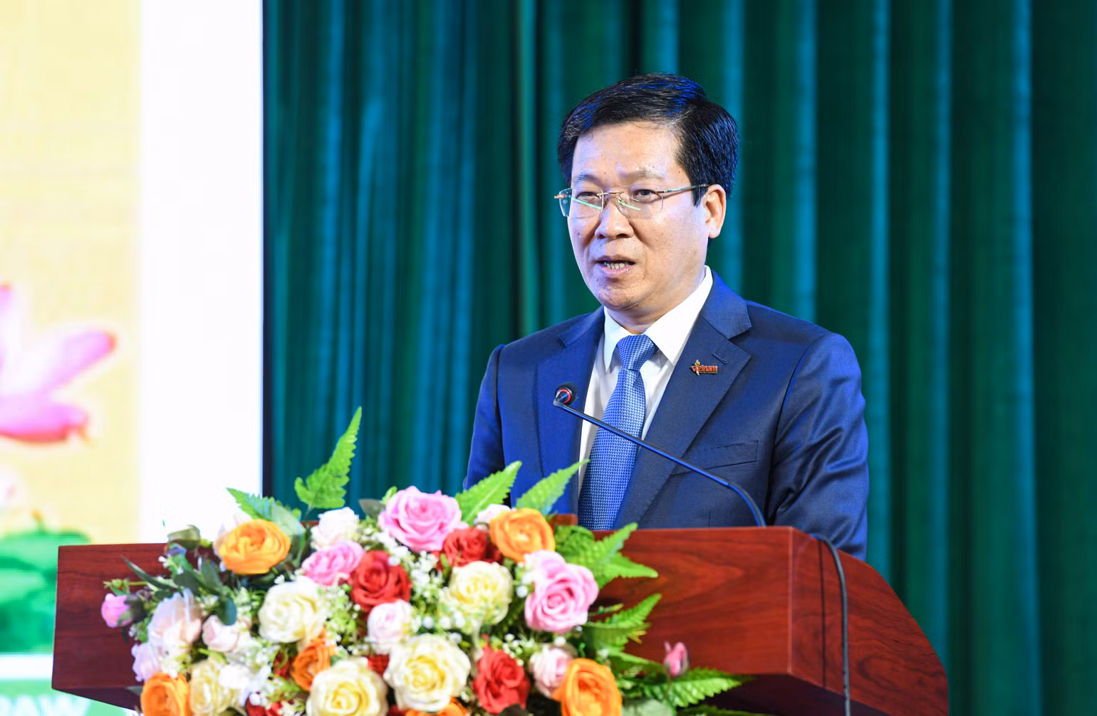 Đồng chí Lê Xuân Huy, Bí thư Huyện ủy, Chủ tịch Hội đồng nhân dân huyện Bình Lục phát biểu tại lễ trao tặng. (Ảnh: Thành Đạt) Đồng chí Lê Xuân Huy, Bí thư Huyện ủy, Chủ tịch Hội đồng nhân dân huyện Bình Lục phát biểu tại lễ trao tặng. (Ảnh: Thành Đạt)