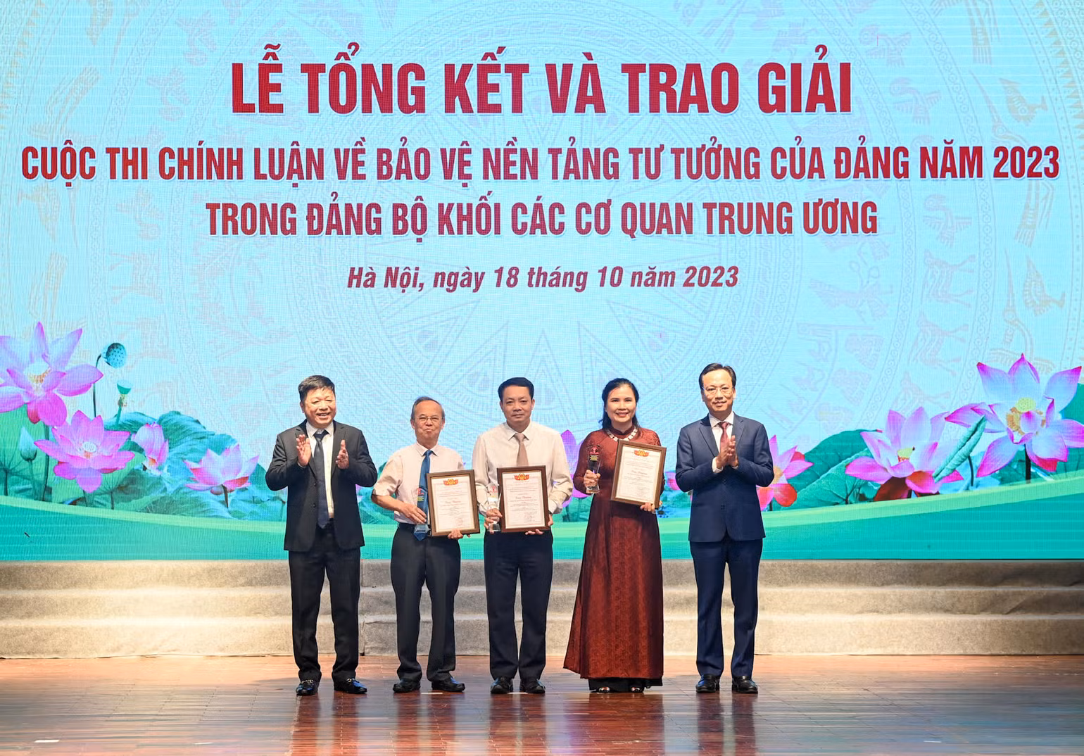 Phó Bí thư Thường trực Đảng ủy Khối các cơ quan Trung ương Lại Xuân Lâm và Phó Tổng Biên tập Báo Nhân Dân Quế Đình Nguyên trao thưởng cho tác giả “Người nước ngoài có tác phẩm dự thi chất lượng”, “Tác phẩm có tính lý luận, nghiên cứu chuyên sâu”, “Tác phẩm có hình thức trình bày sáng tạo”. (Ảnh: Duy Linh) Phó Bí thư Thường trực Đảng ủy Khối các cơ quan Trung ương Lại Xuân Lâm và Phó Tổng Biên tập Báo Nhân Dân Quế Đình Nguyên trao thưởng cho tác giả “Người nước ngoài có tác phẩm dự thi chất lượng”, “Tác phẩm có tính lý luận, nghiên cứu chuyên sâu”, “Tác phẩm có hình thức trình bày sáng tạo”. (Ảnh: Duy Linh)