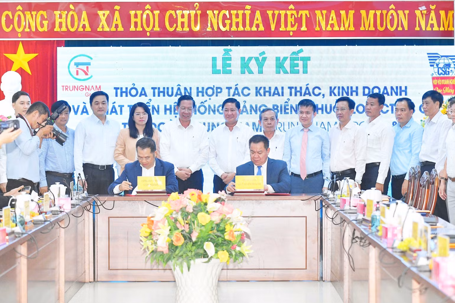 Đoàn công tác của Ủy ban nhân dân Thành phố Hồ Chí Minh và tỉnh Ninh Thuận chứng kiến lễ ký kết thỏa thuận hợp tác khai thác, kinh doanh và phát triển hệ thống cảng biển và chuỗi logistics của Cảng Sài Gòn và Cảng Cà Ná giữa Công ty cổ phần Sài Gòn và Trungnam Group. Đoàn công tác của Ủy ban nhân dân Thành phố Hồ Chí Minh và tỉnh Ninh Thuận chứng kiến lễ ký kết thỏa thuận hợp tác khai thác, kinh doanh và phát triển hệ thống cảng biển và chuỗi logistics của Cảng Sài Gòn và Cảng Cà Ná giữa Công ty cổ phần Sài Gòn và Trungnam Group.