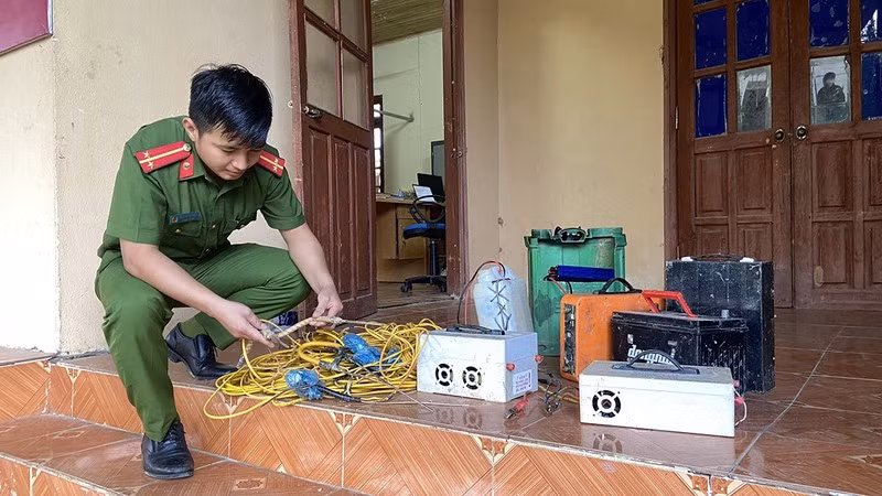 Công an xã Tả Chải, huyện Bắc Hà, tỉnh Lào Cai thu giữ máy kích giun trái phép trên địa bàn. (Ảnh QUỲNH TRANG)